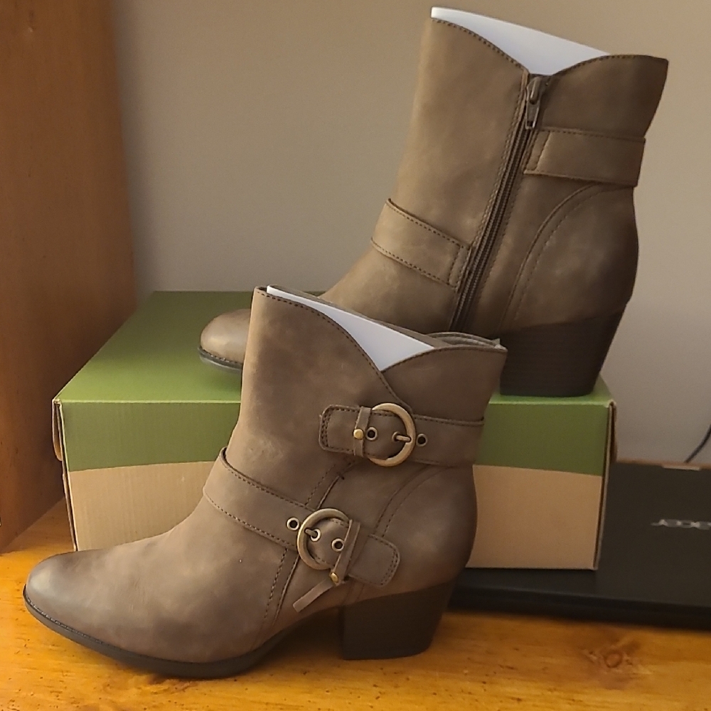 Women's Earth Brand Boots. Size 11 M. Color Stone Vintage